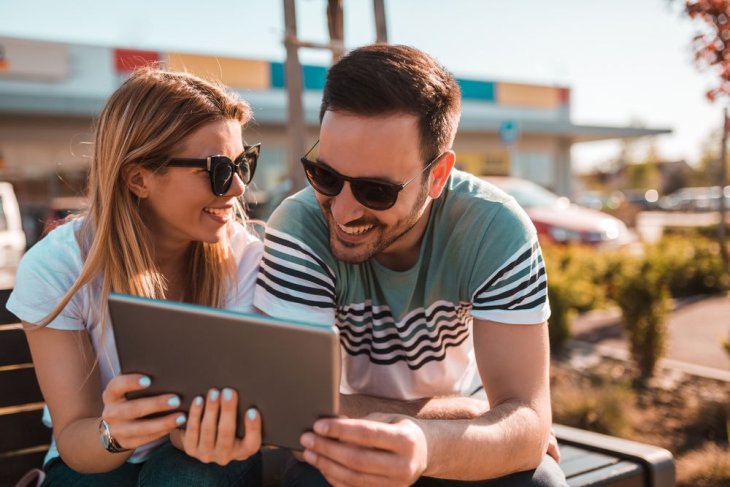 RomanceTale vs. VictoriaHearts: Which Dating Site to Choose?